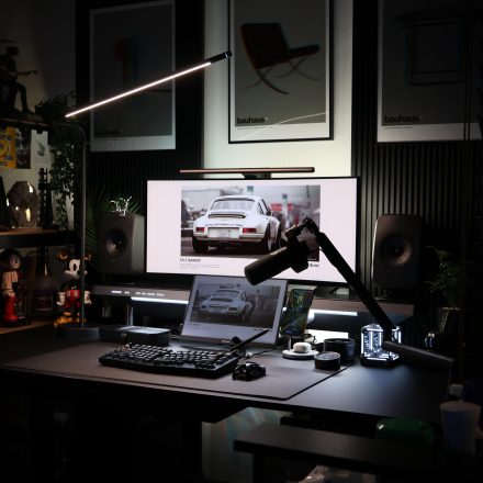 Minimal Desk Setup by Reddit user @gong_desk