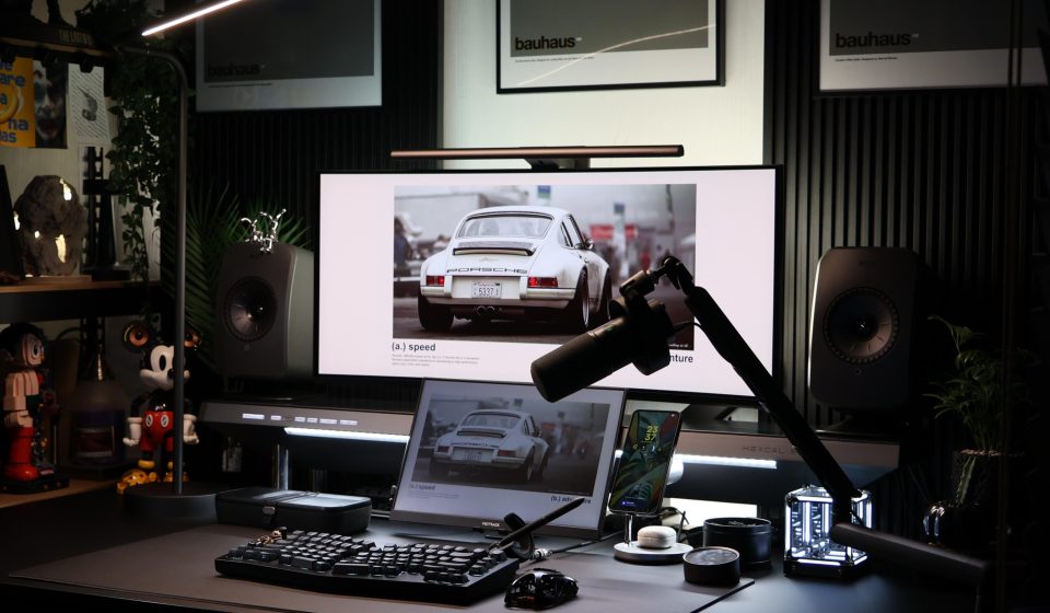 Minimal Desk Setup by Reddit user @gong_desk